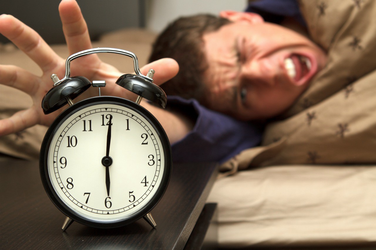 Niko ne voli buđenje alarmom. Ustajanje rano može biti teško, naročito ako ne volite svoj posao, ako niste motivisani i uzbudjeni o danu koji je pred vama. Grozni zvuk alarma, skakanje iz kreveta da se spremite, a već ste umorni... Kada radite preko interneta zaboravićete na alarm, jer vaš posao počinje tek kada se dobro naspavate.