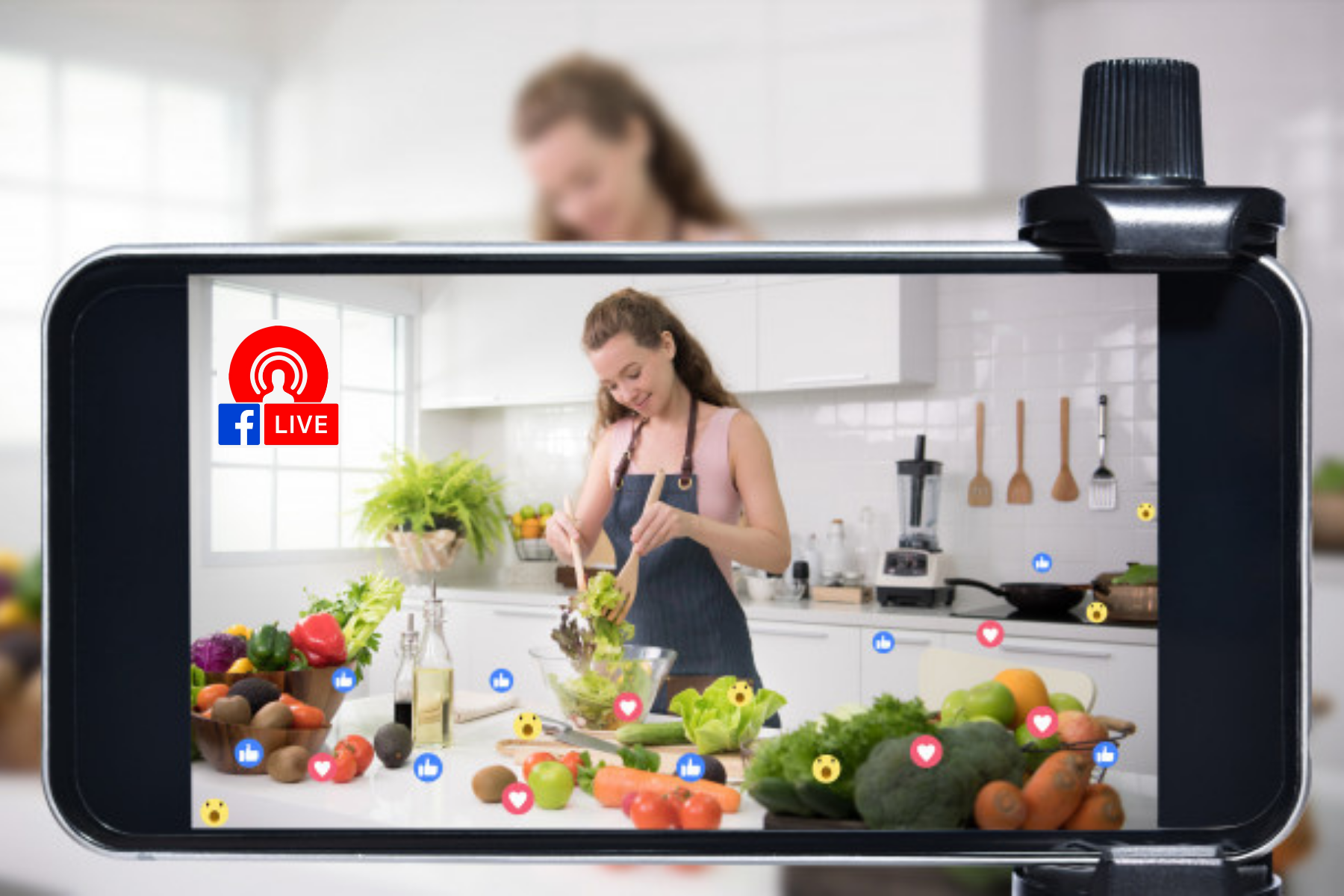 Facebook live video. Ali ako niste stidljivi kamere, onda ste u velikoj prednosti. Facebook Live može biti još jedan zabavan način za izgradnju ličnog brenda. Možete da emitujete uživo video na kome pokazujete kako radite od kuće ili kako koristite vaš proizvod u realnom vremenu.